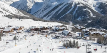 Winter 2026 US Ski Resort Forecast: What to Expect and How to Save 20% Panoramic view of a snowy US ski resort with skiers and snowboarders